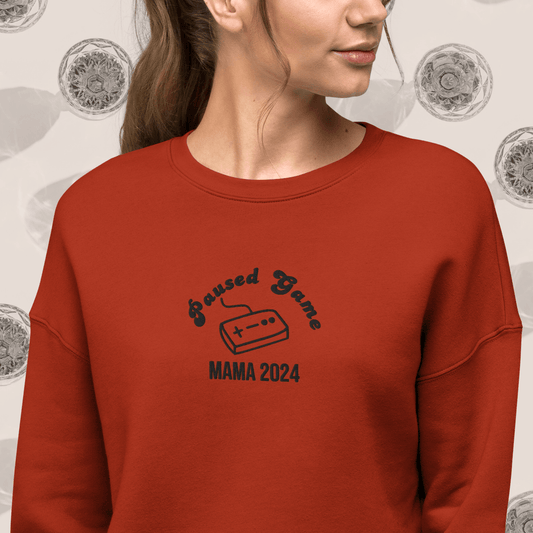 Personalize it! Crop Sweatshirt Paused Game Mama 2024 - ErdeGora