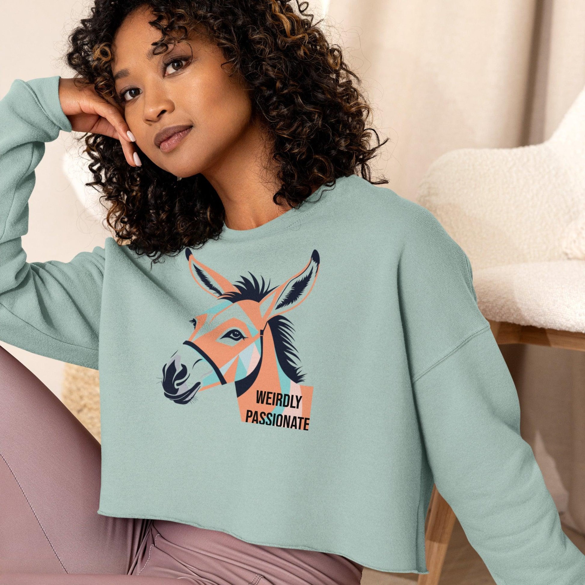 Women’s Crop Sweatshirt Weirdly Passionate - ErdeGora